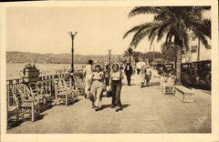 CPA Juan les Pins Promenade en pyjama