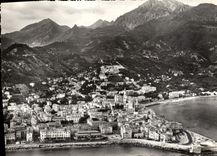 CPM Menton La Vieille Ville A Droite le Port
