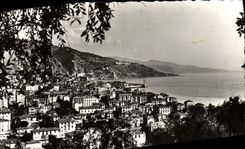 CPA Menton Vue Generale Sur la Ville la frontiere et l'Italie