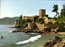 POSTAL MODERNA Al Napoule la playa con el pie del castillo viejo