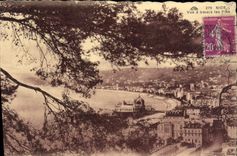 Niza de la POSTAL de la VENDIMIA vista a través los pinos