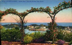 El cabo santo Ferrat de Jean de la POSTAL de la VENDIMIA floreció el jardín visto hacia el cabo Ferrat del St Jean