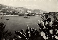 CPM Villefranche La Rade au Loin la Tete De Chien Bateau 