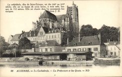 CPA Auxerre La Cathedrale La Prefecture et les quais 