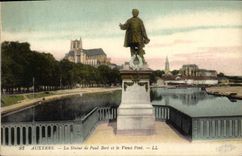 CPA Auxerre La Statue de Paul Bert et le Vieux Pont