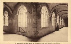 CPA Monastere de Sainte Marie de la Plerre qui Vire Le cloitre