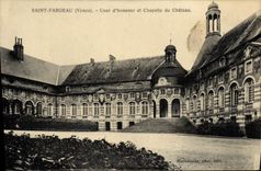 CPA St Fargeau Cour d'honneur et Chapelle du Chateau