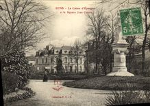 CPA Sens La Caisse d'Epargne et le Square Jean Cousin