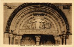 POSTAL Vezelay de la VENDIMIA la basílica de la Madeleine la puerta grande del ataque frontal