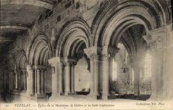 CPA Vezelay Eglise de la Madeleine le cloitre et la salle Capitulaire