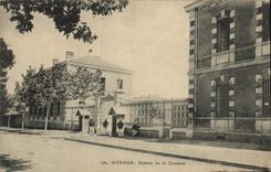 POSTAL Hyeres de la VENDIMIA entrado de los cuarteles de Militaria