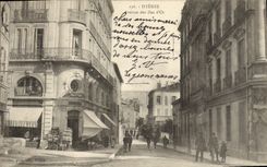 La avenida de Hyeres de la POSTAL de la VENDIMIA de las islas del oro monta en bicicleta a ciclista