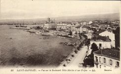 CPA Saint Raphael Vue sur le Boulevard Felix Martin et sur Frejus