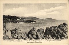 CPA Saint Raphael Rochers de porphyre de la Plage des Fournas Au fond le Dramont
