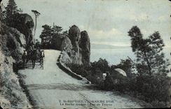 CPA Saint Raphael Corniche D'Or La Roche fendue Vue de Trayas Caleche 