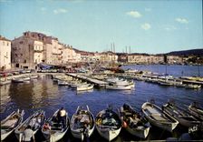 CPM De Saint Tropez Vue General du port et des que prise de la Jetee Bateaux 