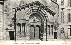 CPA Arles Portail de L'Eglise Saint Trophisme