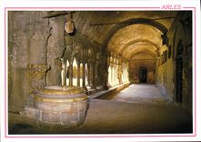 CPM Arles Le cloitre Ste TRophime Le puits Le benitier des Chanoines