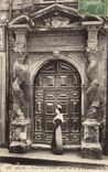 CPA Arles Porte dux Colonnes Torses Rue De La Republique Femme Folklore 