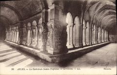 CPA Arles La Cathedrale Sainte Trophime Le cloitre