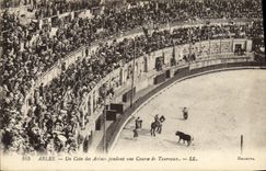 CPA Arles Un coin des arenes pendant une course de taureaux Corrida 