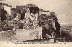 CPA les Baux Rue de la place a l'eglise Remparts romains de porte Eyguieres Croix de Ravelin au dessu ruines 