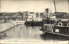 CPA Port De Bouc Pont levis sur le canal d'Arles Arles Bateau 