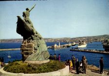 CPM Marseille Le Monument aux Morts de la Mer Bateau 