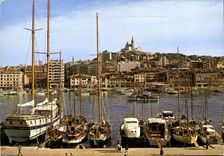 CPM Marseille Un Coin du Port Dans le Tond Notre Dame
