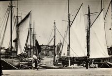 CPM Marseille Un Coin du Vieux Port et Notre Dame de la Garde Bateau