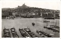 CPA Marseille Le Vieux Port et Notre Dame De la Garde Bateaux