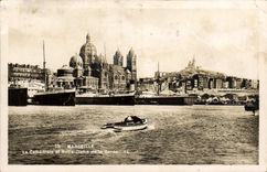 CPA Marseille La Cathedrale et Notre Dame de la Garde Bateaux