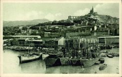 CPA Marseille Vue Sur Notre Dame de la Garde prise du Pont Transbordeur Bateaux