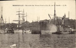 CPA Marseille Un coin du Vieux Port et N D de la Garde Bateaux