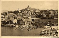 CPA Marseille Vue sur N D de la Garde et le Bassin de Carenage Bateaux