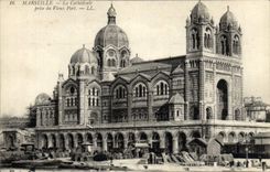 CPA Marseille La cathedrale prise du vieux port