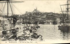 CPA Marseille un coin du vieux port Bateaux