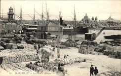 CPA Marseille La place d'Afrique Bateaux
