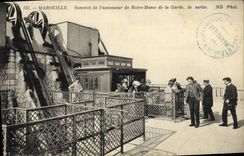 CPA Marseille Sommet de l'ascenseur de Notre Dame de la garde la sortie