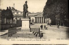 CPA Caen La Statue de Louis et le Palais de Justice