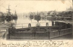 CPA Caen Le Port Bateaux