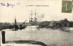CPA Caen Le Bassin du Commerce Bateau