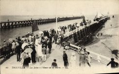 CPA Trouville Les Jetees a l'Heure de la Maree 