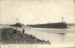 La POSTAL Trouville de la VENDIMIA el embarcadero tiene marea baja