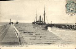 CPA Trouville Les Jetees Bateau 