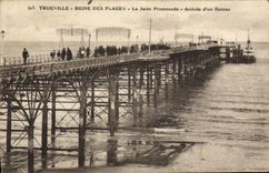 CPA Trouville Reine des Plages La Jetee Promenade Arrivee d'un Bateau