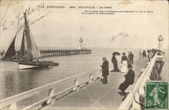 CPA Trouville les jetees Bateau