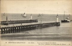 CPA Trouville Deauville les jetees l'arrivee du bateau du Havre 