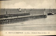 CPA Trouville Deauville les jetees l'arrivee du bateau du Havre 