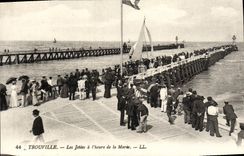 CPA Trouville les jetees a l'heure de la maree Bateau
